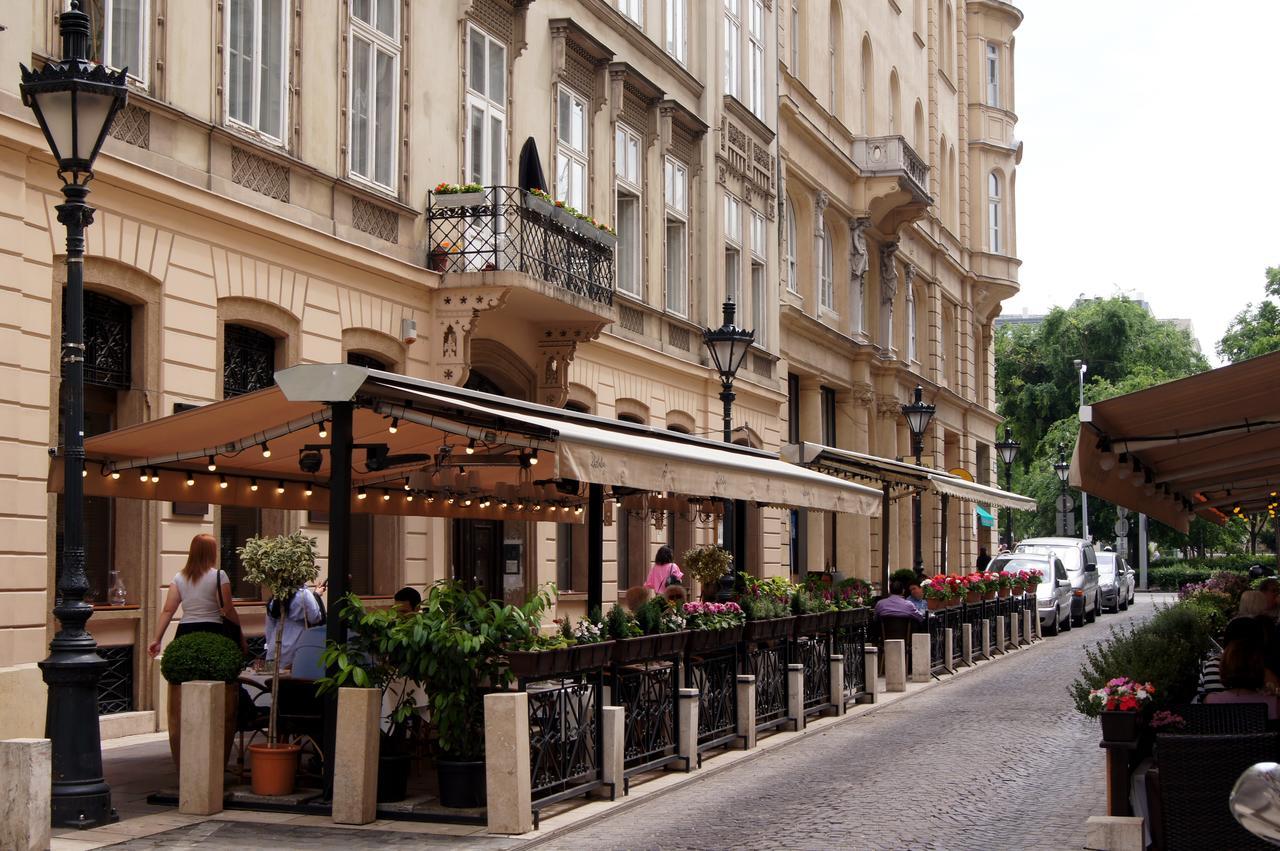 Apartment At The Deak Ferenc Ter Budapeste Exterior foto